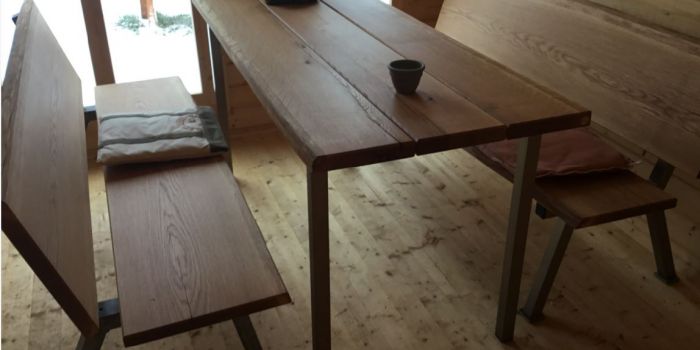 Tisch mit zwei Bänke